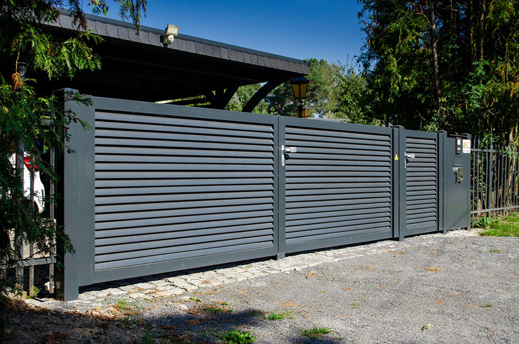 Metallzaun modern mit Sichtschutz aus Lamellen Metallzaun modern mit Sichtschutz aus Lamellen