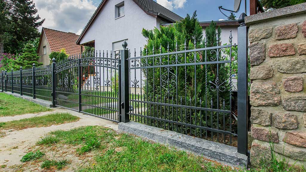 Schmiedeeisen-Zaun - zu schick für ein Einfamilienhaus?
