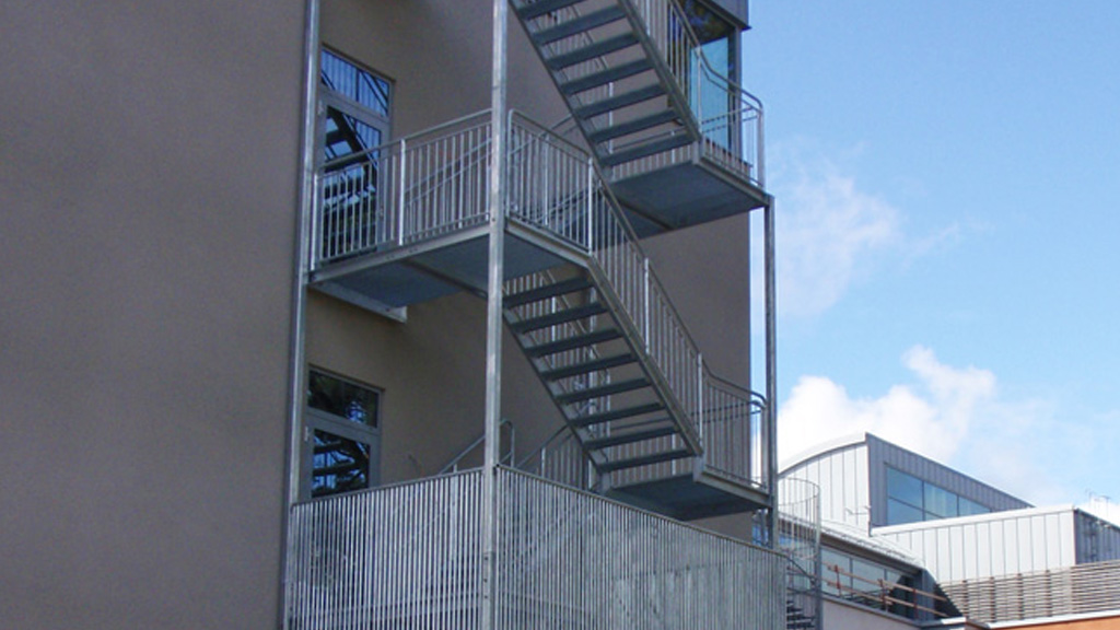 Treppe im Außenbereich aus Metall, Beton oder Stein?